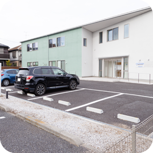 クリニック前に11台分の駐車場完備（駐輪場もあり）