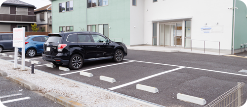 クリニック前に11台分の駐車場完備（駐輪場もあり）